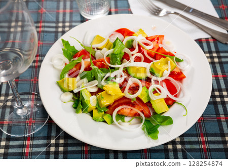 Healthy vegan salad with avocado, arugula and tomato 128254874