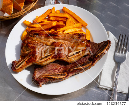 Grilled beef short ribs with crispy fried potatoes Grilled beef short ribs with crispy fried potatoes 128254877