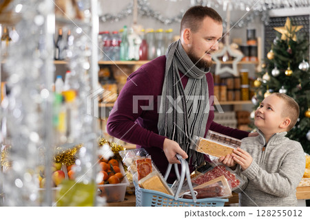 Man and his son buy sweets 128255012