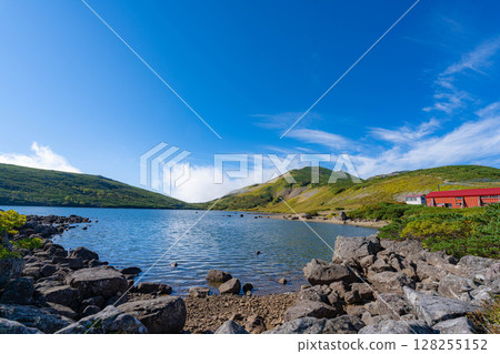 [Mountain material] Hakuba Oike Pond in early autumn [Nagano Prefecture] 128255152