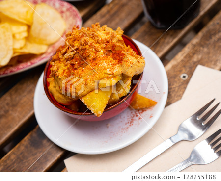 Baked potatoes with aioli, crispy pork rinds and paprika Baked potatoes with aioli, crispy pork rinds and paprika 128255188