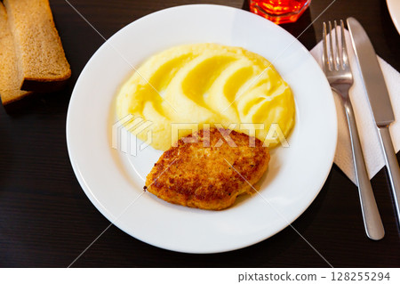 Roast meat cutlet with mashed potatoes Roast meat cutlet with mashed potatoes 128255294