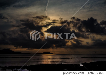 <Goto scenery> A view of the sea at dawn, shining even in the clouds <Goto scenery> A view of the sea at dawn, shining even in the clouds 128255366