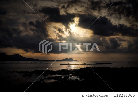<Goto scenery> A view of the sea at dawn, shining even in the clouds <Goto scenery> A view of the sea at dawn, shining even in the clouds 128255369