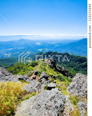 夏季攀登妙高山（從南峰頂眺望野尻湖） 128255844