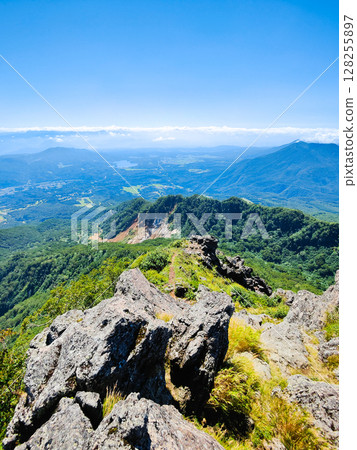 夏季攀登妙高山（從南峰頂眺望野尻湖） 128255897