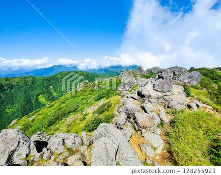 Climbing Mt. Myoko in summer (view of Mt. Mitahara and Mt. Hiuchi from the summit of the southern peak) 128255921