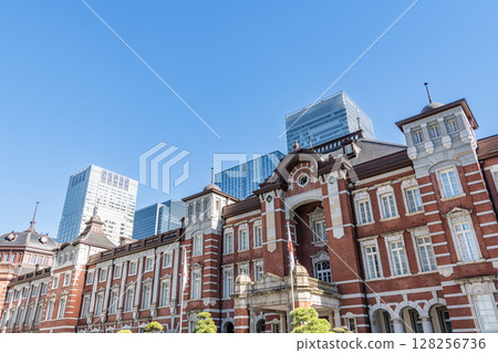 丸之內、千代田區、東京JR東京站（丸之內車站大樓、重要文化財產）及周邊的摩天大樓 128256736