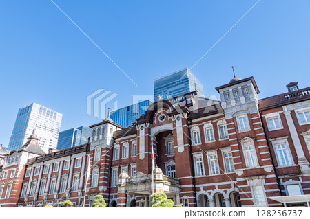 丸之內、千代田區、東京JR東京站（丸之內車站大樓、重要文化財產）及周邊的摩天大樓 128256737