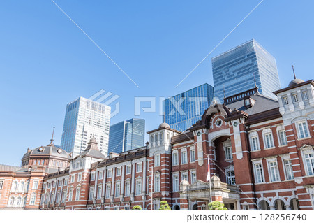 丸之內、千代田區、東京JR東京站（丸之內車站大樓、重要文化財產）及周邊的摩天大樓 128256740