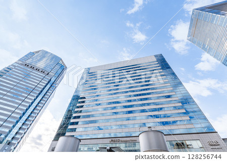 JR Shinagawa Station (Konan Exit) and the surrounding streets on a clear day in Minato Ward, Tokyo 128256744