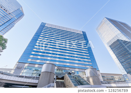 晴天時東京港區 JR 品川站（港南口）及其周邊街道 128256789