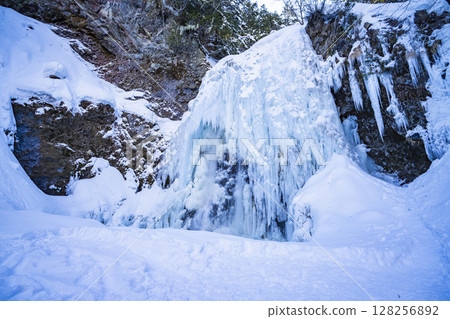 長野縣松本市鈴蘭安曇、乘鞍高原、善五郎瀑布冬季結冰 128256892