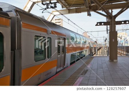 中央線快速列車綠色車廂月台 中央線快速列車綠色車廂月台 128257607