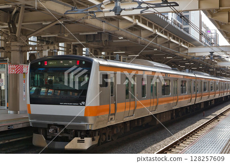 中央線快速列車綠色車廂月台 128257609