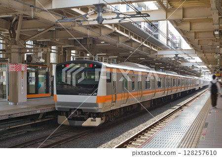 中央線快速列車綠色車廂月台 中央線快速列車綠色車廂月台 128257610