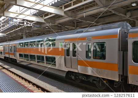 中央線快速列車綠色車廂月台 中央線快速列車綠色車廂月台 128257611