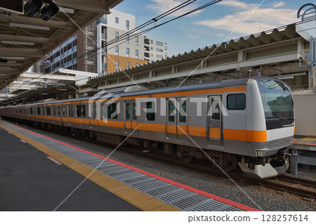 中央線快速列車綠色車廂月台 128257614
