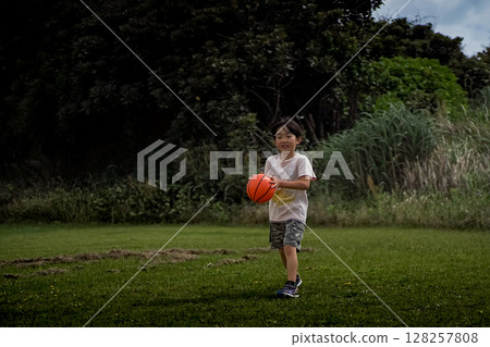 <素材> 男孩們在公園裡興致勃勃地踢足球 128257808