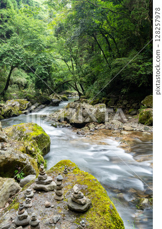 (Oguni Town, Kumamoto Prefecture) Fresh greenery downstream of Nabegataki Falls (Oguni Town, Kumamoto Prefecture) Fresh greenery downstream of Nabegataki Falls 128257978