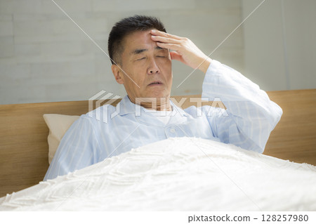 老人在床上 128257980