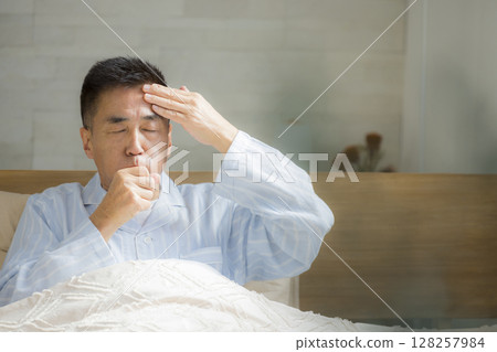 老人在床上 128257984
