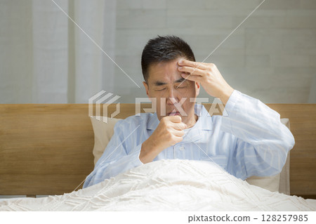 老人在床上 老人在床上 128257985