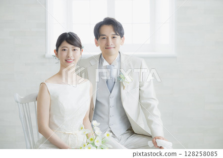 Wedding bride and groom 128258085