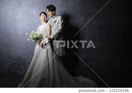 穿著婚紗的新娘和新郎 128258106