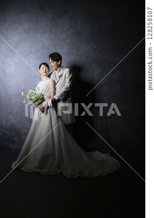 穿著婚紗的新娘和新郎 128258107