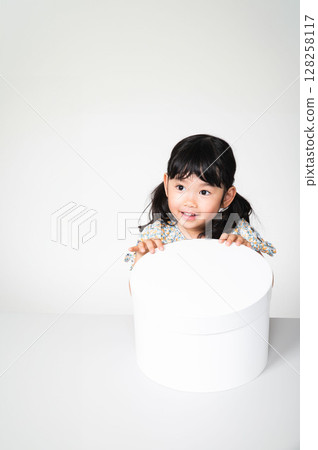 拿著禮物盒的女孩 拿著禮物盒的女孩 128258117