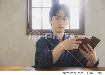 Young man in yukata 128258201