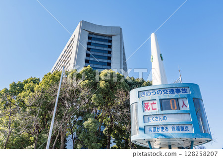 東京都千代田區霞關市警視廳本部大樓及顯示交通事故死亡人數的電子公告板 128258207
