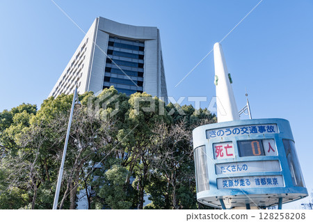 Tokyo Metropolitan Police Department Headquarters Building and an electronic bulletin board displaying the number of traffic accident fatalities in Kasumigaseki, Chiyoda Ward, Tokyo Tokyo Metropolitan Police Department Headquarters Building and an electronic bulletin board displaying the number of traffic accident fatalities in Kasumigaseki, Chiyoda Ward, Tokyo 128258208