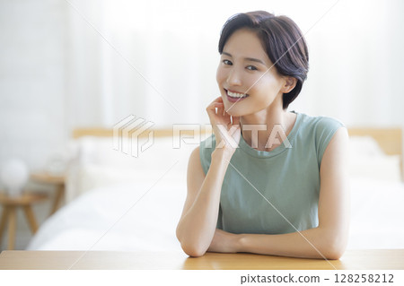 一位女士在臥室裡做皮膚護理 128258212