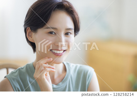 一位女士在臥室裡做皮膚護理 一位女士在臥室裡做皮膚護理 128258214