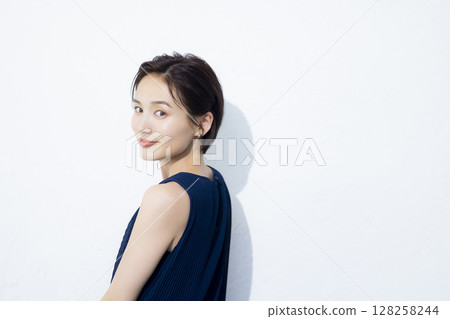 A woman with short hair 128258244