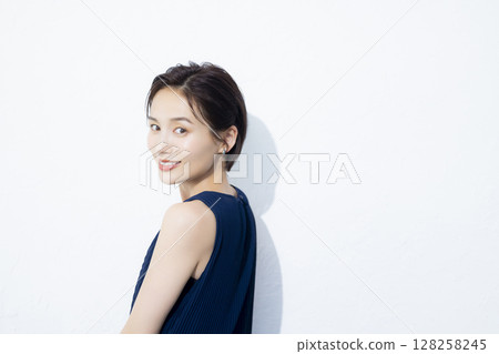 A woman with short hair 128258245