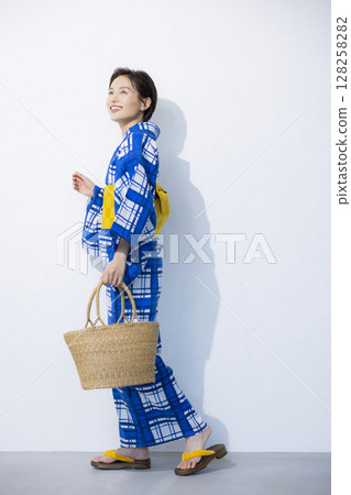 一個女人穿著浴衣 128258282