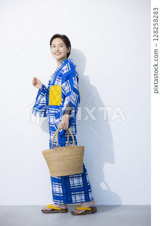A woman in a yukata 128258283