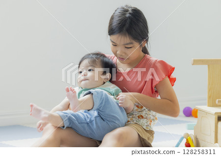 Children playing indoors 128258311