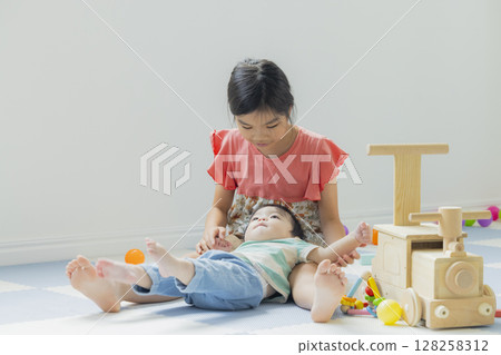 孩子們在室內玩 128258312