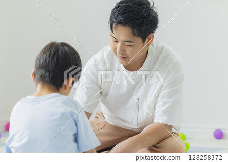 孩子們在室內玩 孩子們在室內玩 128258372