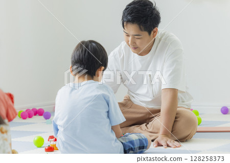 孩子們在室內玩 孩子們在室內玩 128258373