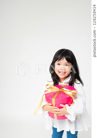 Girl with gift box 128258414