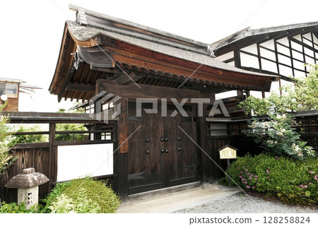 [Nagaoka Town: Entry to the Honjin inn at Wada-juku on the old Nakasendo road] 128258824
