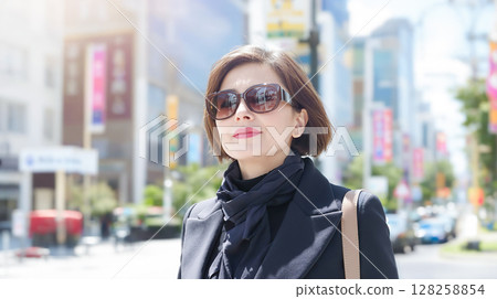 城市中一位戴著墨鏡的中年婦女，有著名人形象 128258854
