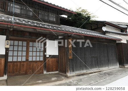 [Nagano Town, Old Nakasendo, Nagano Town designated cultural property "Naganojuku" Kamanariya (Takeuchi family residence) exterior] 128259058