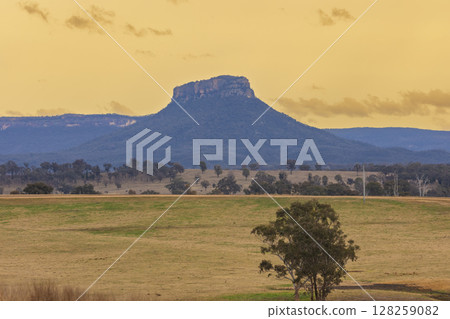 The picturesque Capertee Valley in the Central Tablelands 128259082