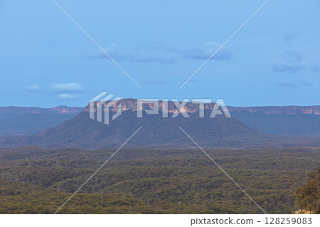 The picturesque Capertee Valley in the Central Tablelands 128259083